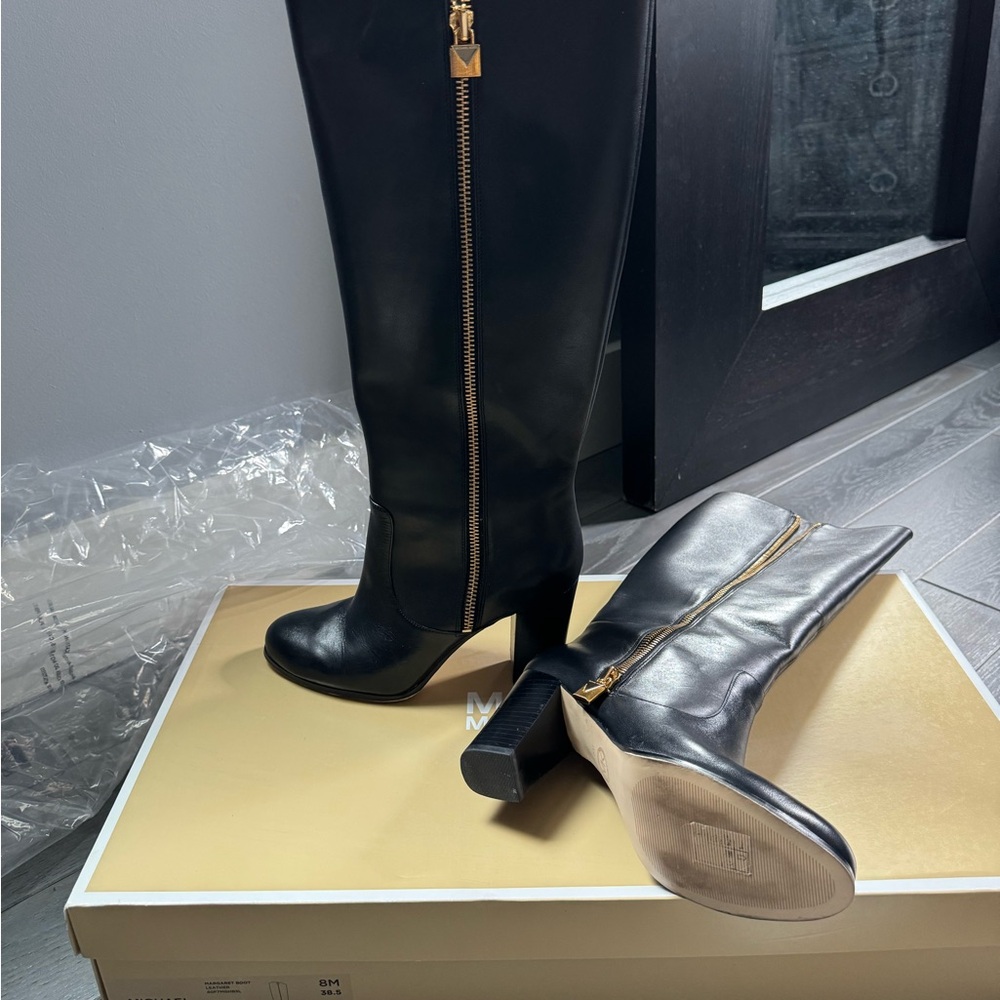 Michael Kors High Boots, Quality leather! Size 8.5, worn 2x indoors perfect - Picture 3 of 4